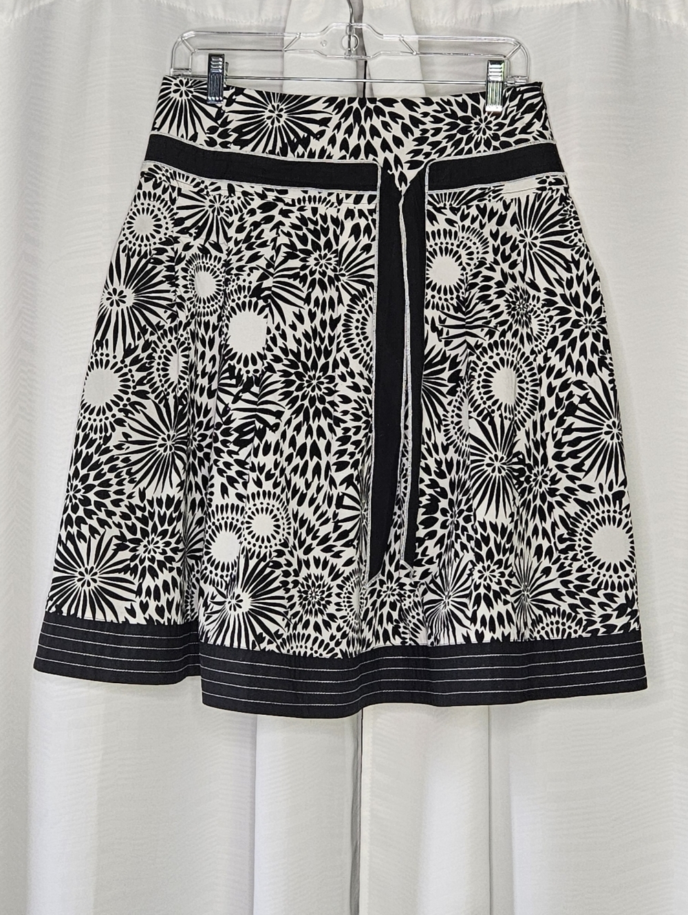 Appraisal black & white fully lined circular skirt side zipper size 8